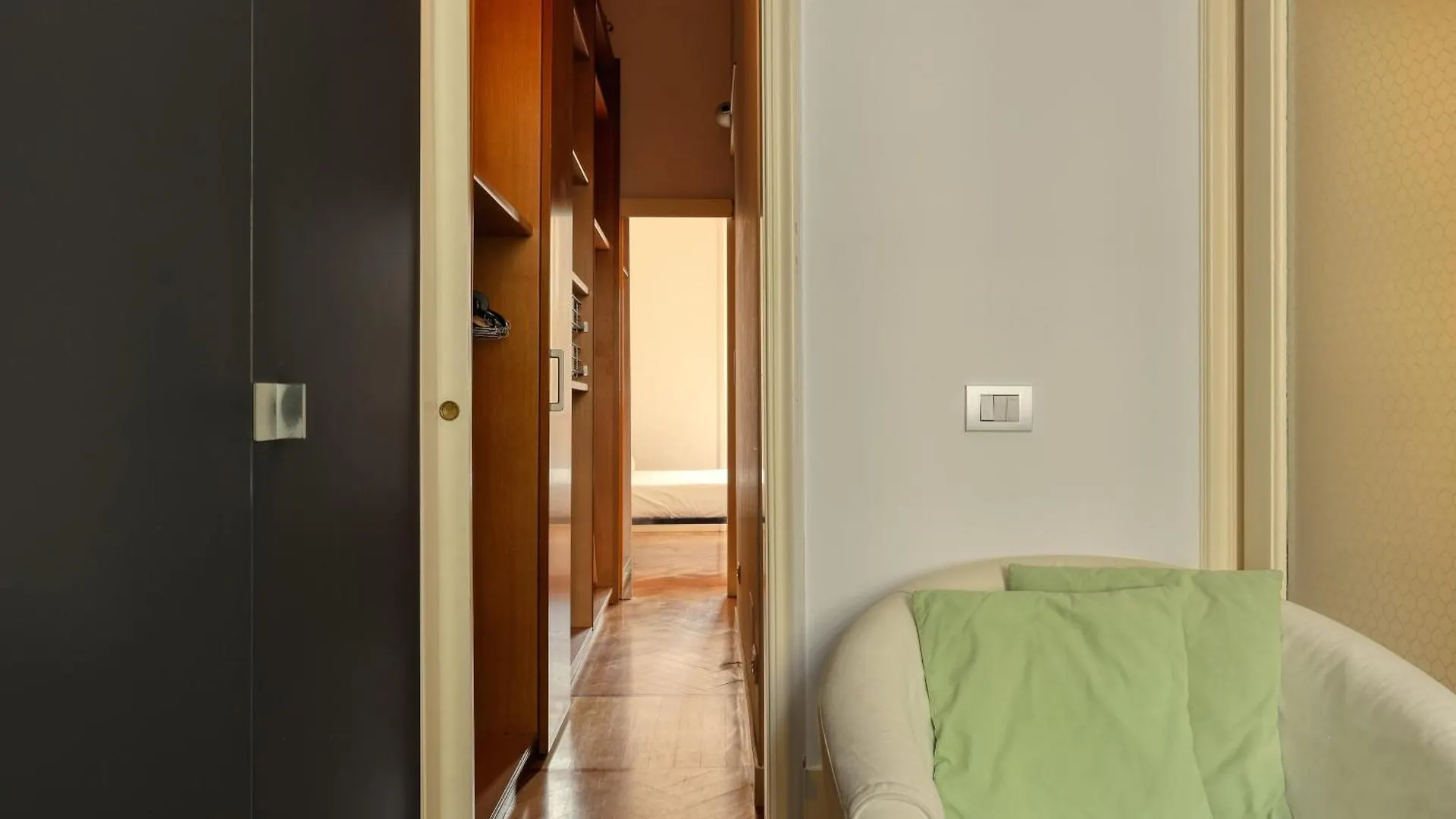 Joivy Warm & Airy Flat Near The City Centre Milan 0*,  Italy