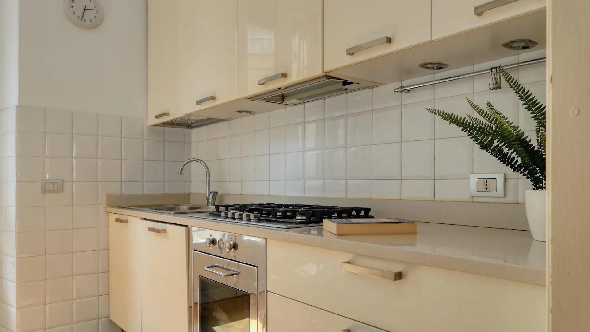 Joivy Warm & Airy Flat Near The City Centre Milaan